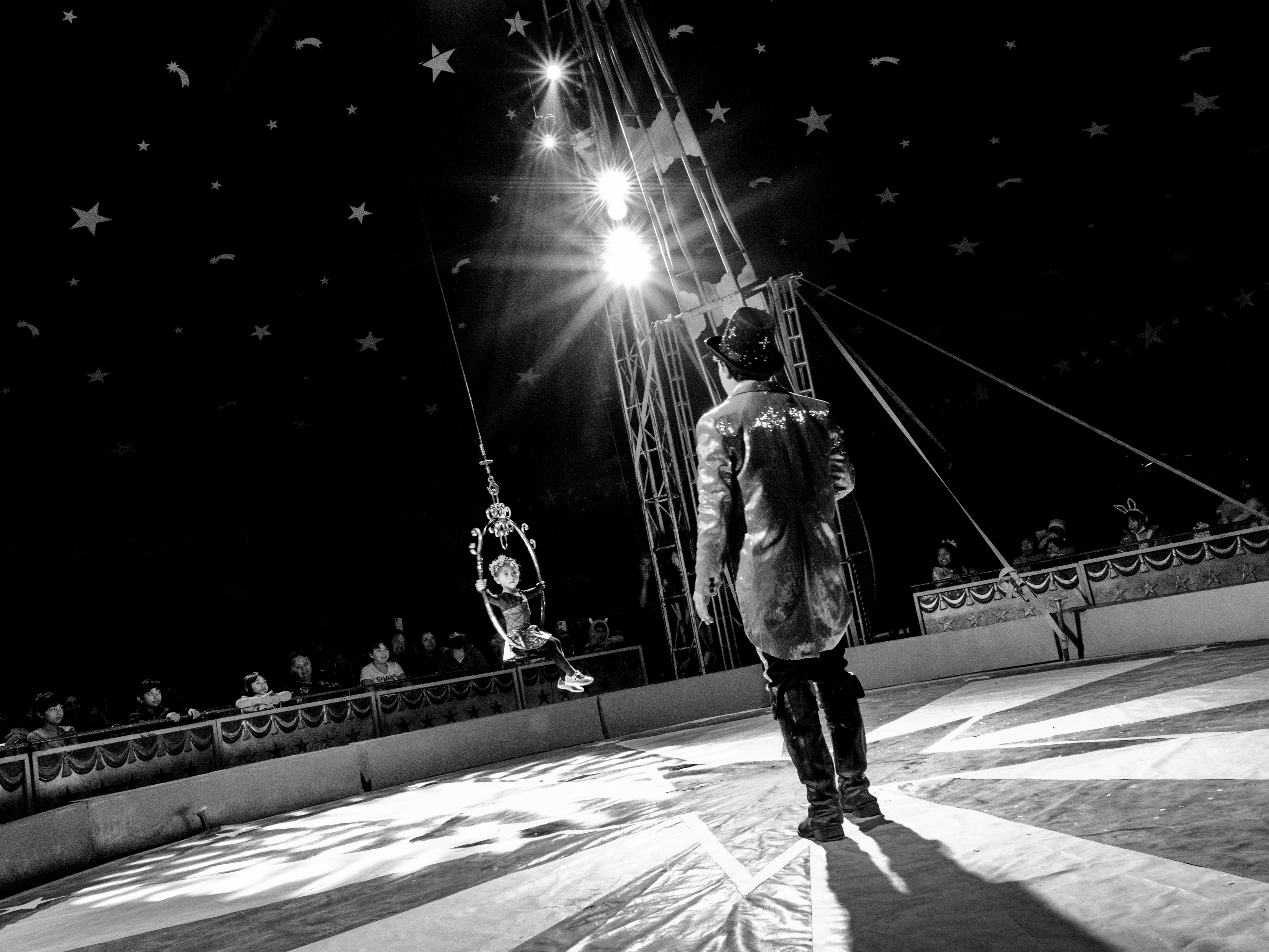 Infancias nómadas: fotografía en blanco y negro de una escena de circo